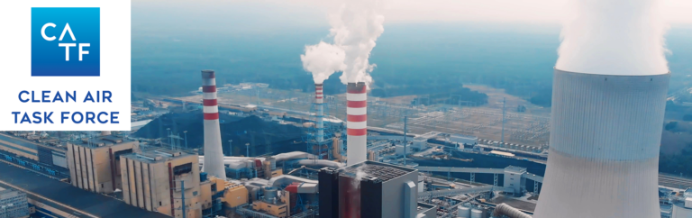 Usines émettant des émissions de carbone par leurs cheminées.