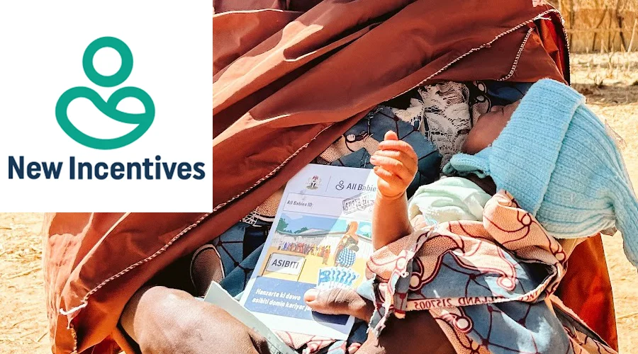 Femme tenant un enfant dans les bras avec un feuillet de New Incentives. Logo dans le coin supérieur gauche
