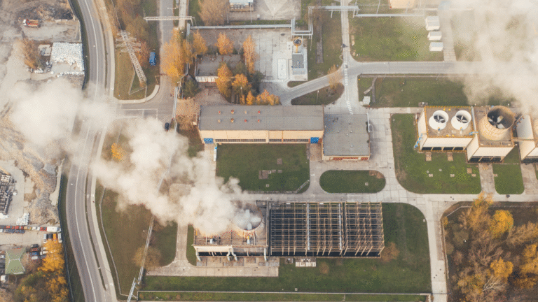 Vue aérienne de réacteurs produisant des émissions